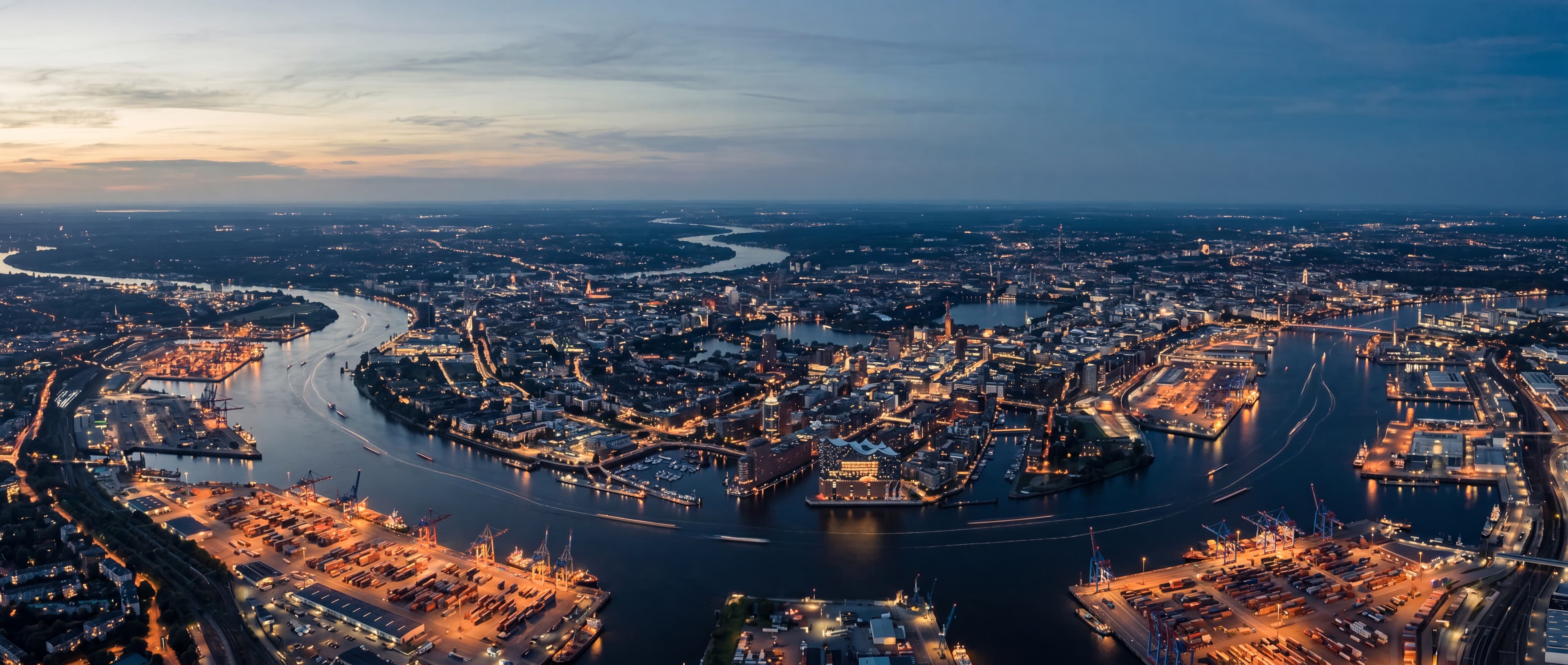 Hamburger Hafen zur blauen Stunde aus der Luft – Containerterminal, Elbe und Elbphilharmonie