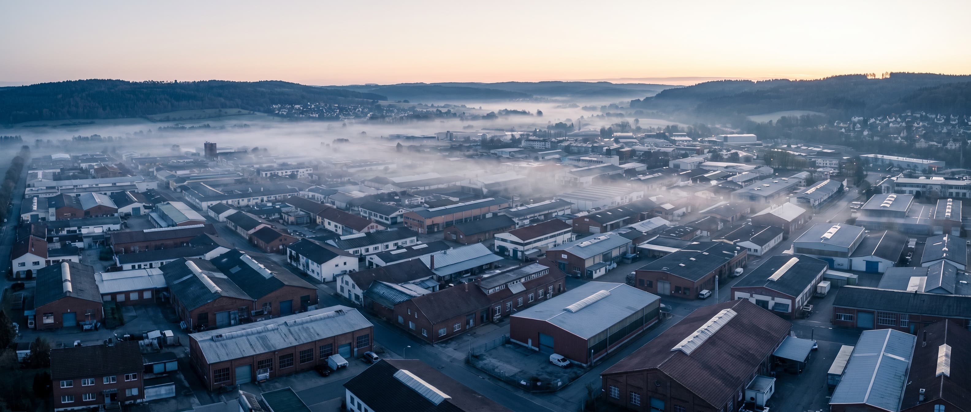 Mittelständisches Gewerbegebiet im Morgennebel aus der Luft